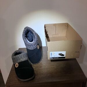 SOLD-Clarks Women’s Black and Gray Shoes NEW